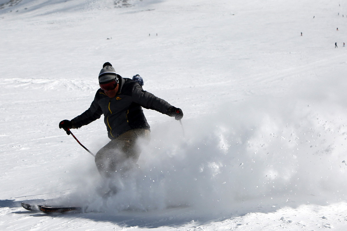 un skieur sur les pistes de ski d'Iran lors d'un tour à ski en Iran !