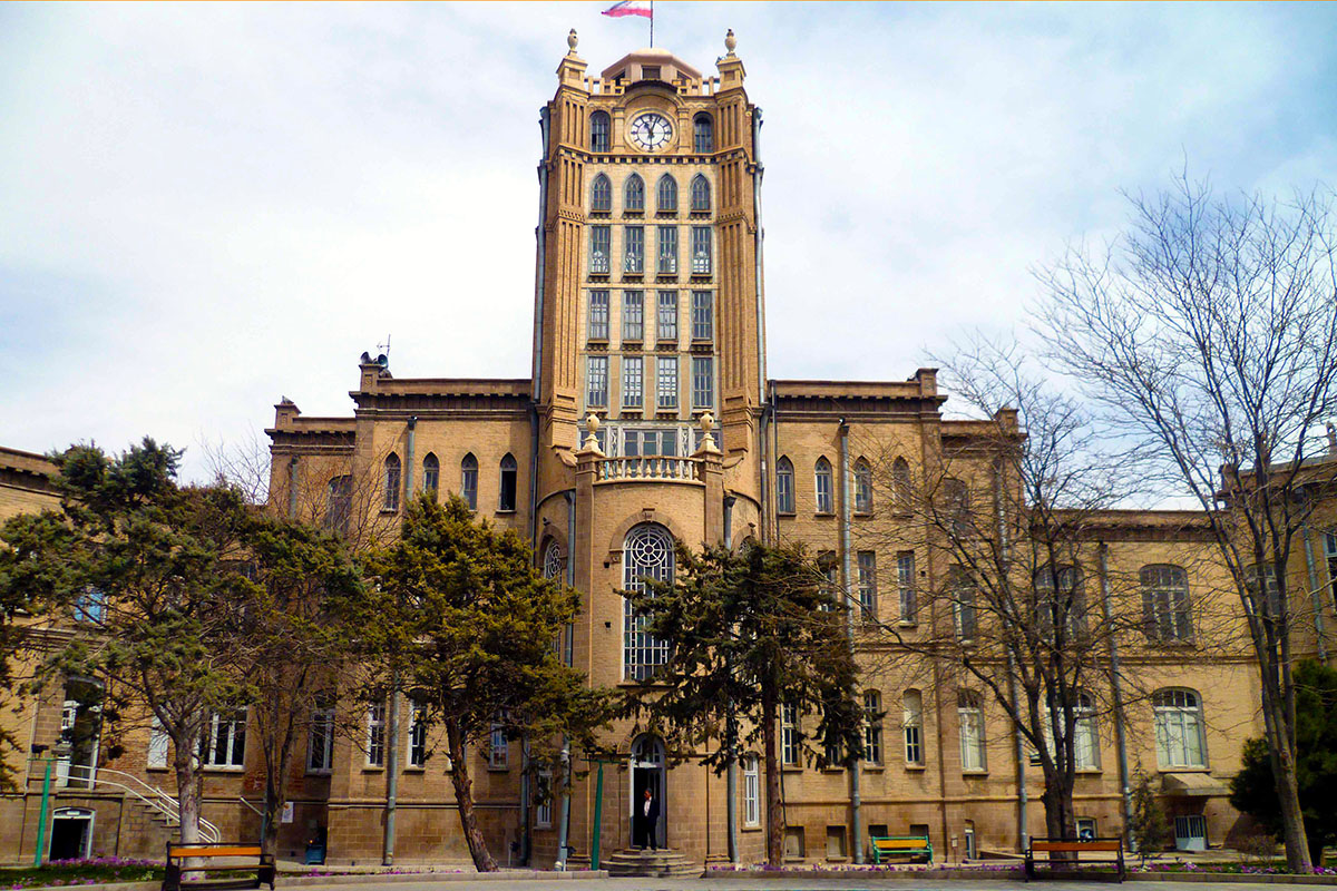 Visitez l'hôtel de ville de Tabriz lors d'une excursion touristique au cours de l'aventure des deux révolutions et d'un coup d'État en Iran !